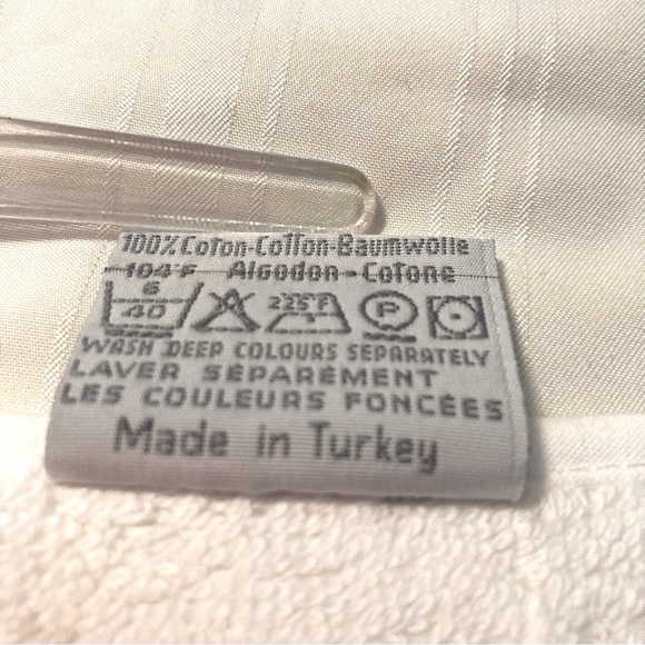 Yves Delores Paris Towel Set White w/Embroidered Floral Pattern Scalloped Edges - Picture 5 of 6